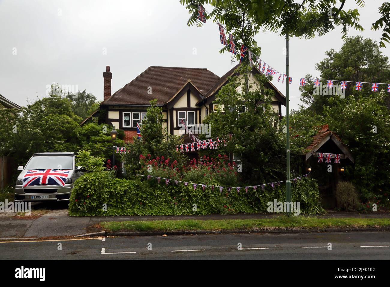 Union Jack Bunting à l'extérieur de la maison pour la reine Elizabeth II Platinum Jubilee Street Party Surrey Angleterre Banque D'Images