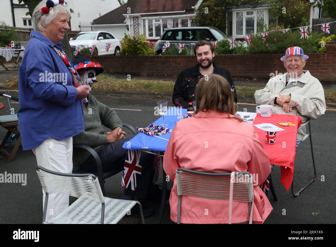Personnes célébrant à la Reine Elizabeth II Platinum Jubilee Street Party Surrey Angleterre Banque D'Images