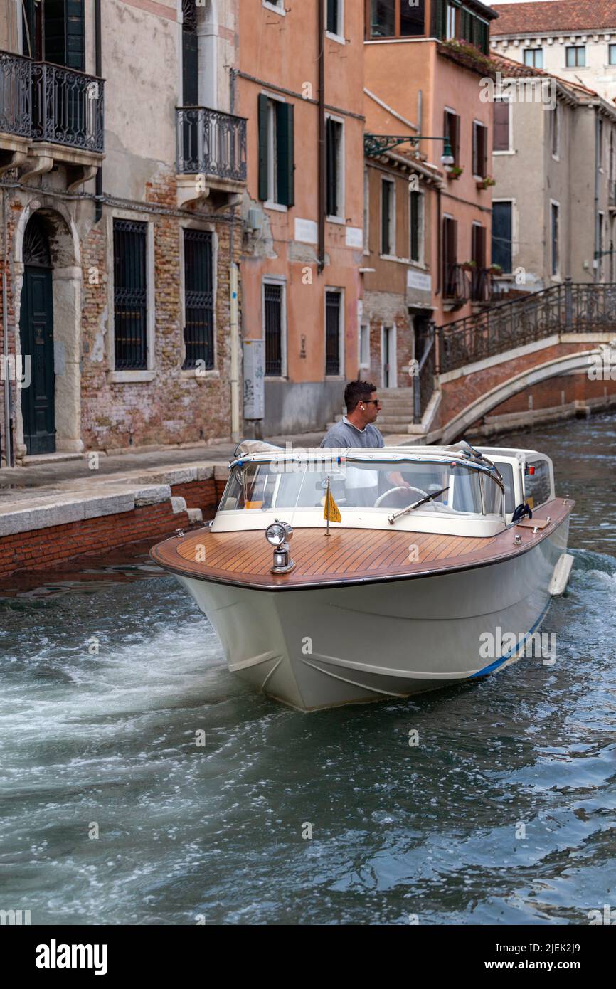 Venise, Italie - 06 09 2022: Bateau à bois classique dans la ville de Venise, un jour d'été Banque D'Images