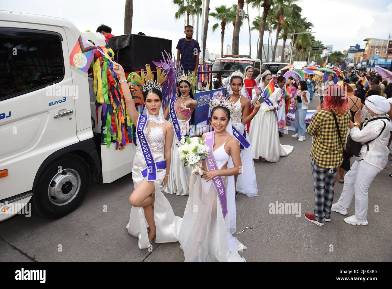 Pattaya, Chonburi, Thaïlande. 25th juin 2022. Les membres et alliés de la communauté LGBTQ participent à Pride à l'événement « Pattaya International Pride Festival 2022 » sur Pattaya second Road. Marcher jusqu'à Beach Road, Pattaya, province de Chonburi, Thaïlande pour célébrer le mois de la fierté et soutenir l'égalité des sexes. (Credit image: © Teera Noisakran/Pacific Press via ZUMA Press Wire) Banque D'Images