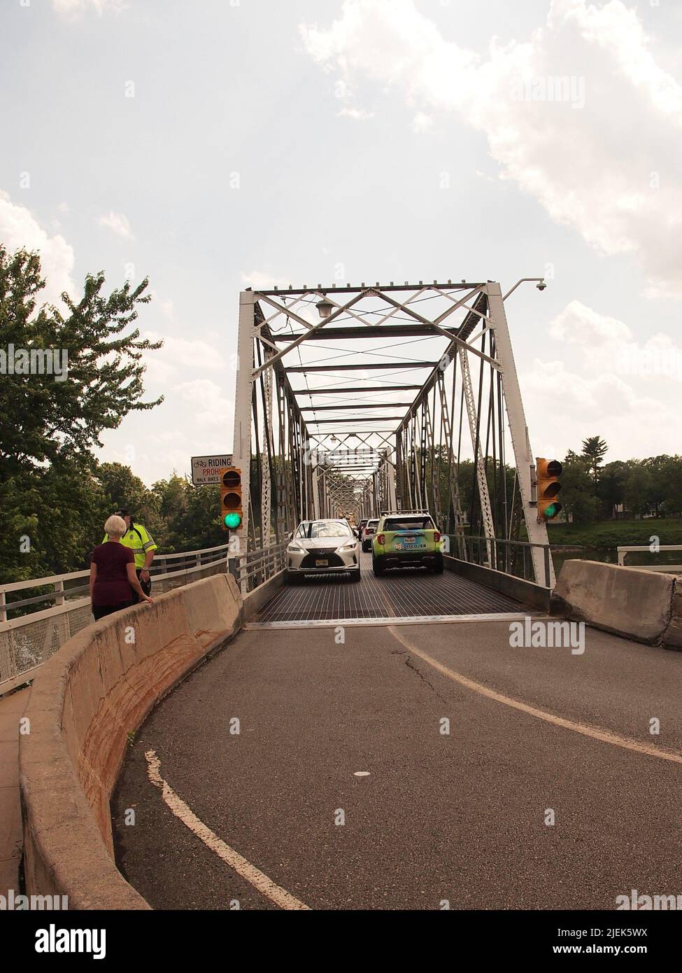 Le pont Washington Crossing entre le New Jersey et la Pennsylvanie au-dessus de la rivière Delaware. Le pont relie Hopewell, NJ et Upper Makefield Pa. Banque D'Images