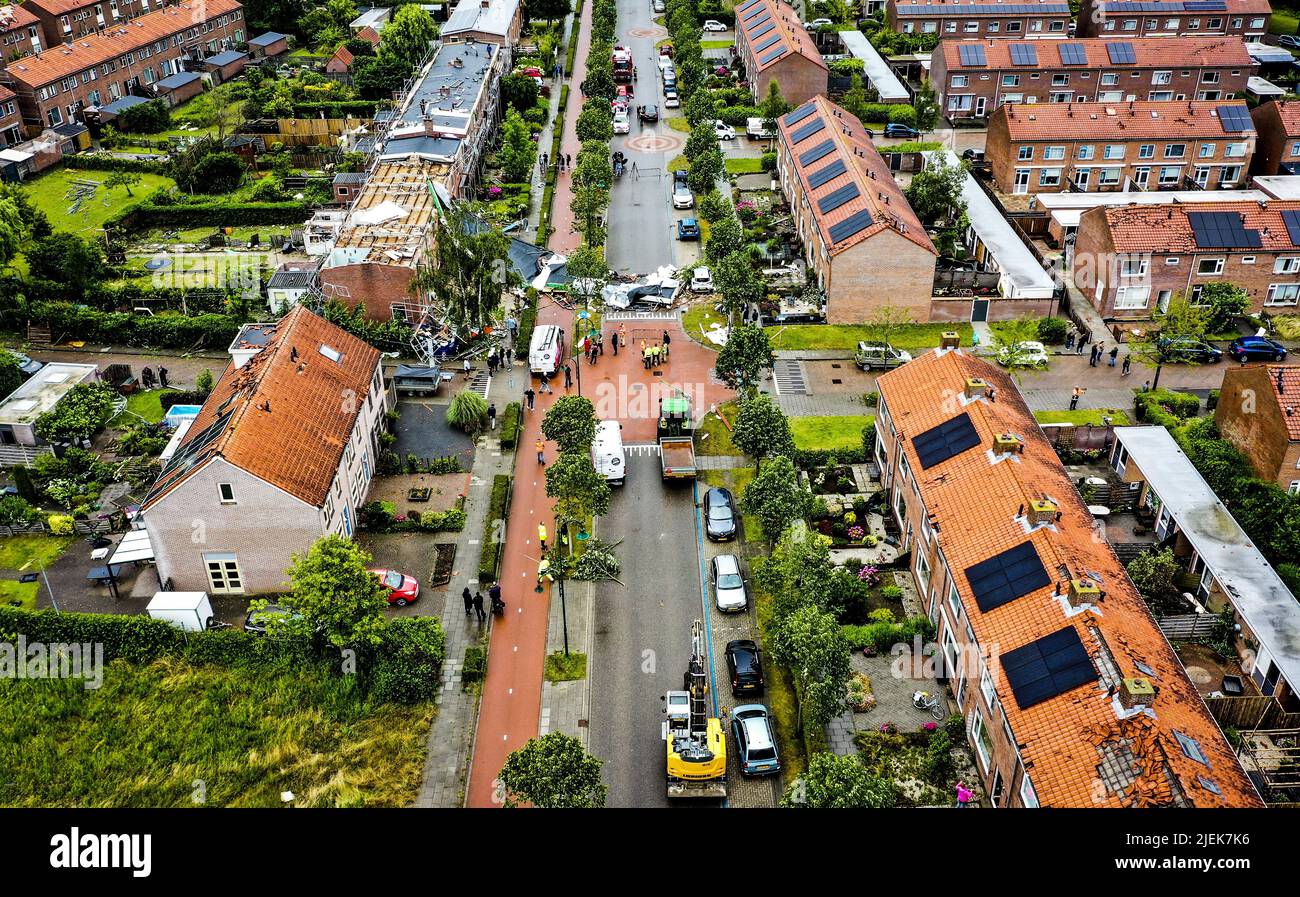 2022-06-27 15:28:55 ZIERIKZEE - Drone images des dommages dans Zierikzee. Une rafale de vent a causé des dommages importants. Les tuiles de toit ont été soufflées des maisons et les arbres sont tombés. ANP JEFFREY GROENEWEG pays-bas hors - belgique hors Banque D'Images