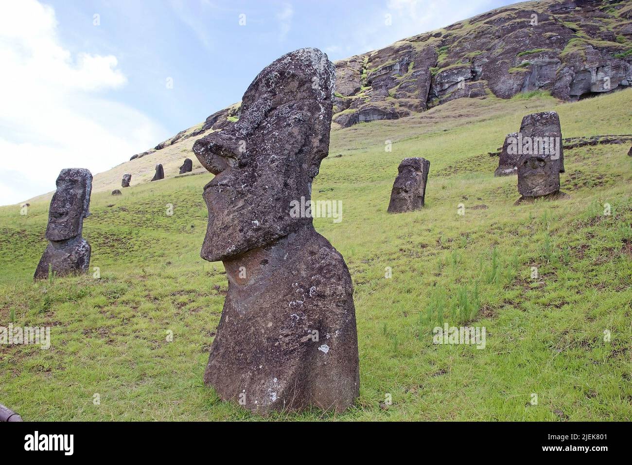 Moai au site archéologique de Rano Raraku, île de Pâques, Rapa Nui, Chili. L'île de Pâques est une île chilienne dans le sud-est de l'océan Pacifique. Je Banque D'Images