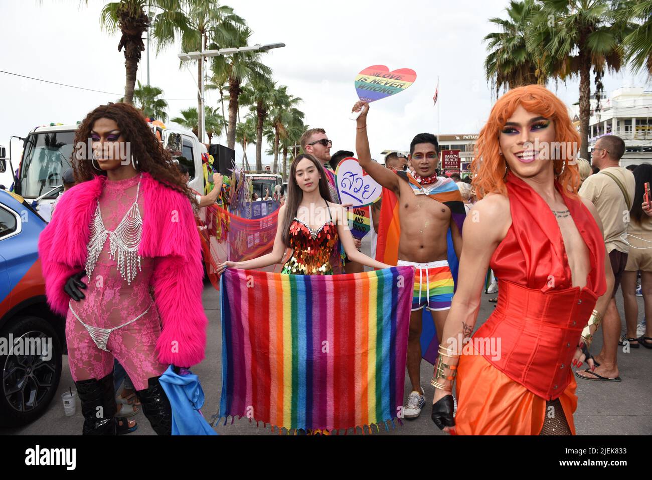 Pattaya, Chonburi, Thaïlande. 25th juin 2022. Les membres et alliés de la communauté LGBTQ participent à Pride à l'événement « Pattaya International Pride Festival 2022 » sur Pattaya second Road. Marcher jusqu'à Beach Road, Pattaya, province de Chonburi, Thaïlande pour célébrer le mois de la fierté et soutenir l'égalité des sexes. (Credit image: © Teera Noisakran/Pacific Press via ZUMA Press Wire) Banque D'Images