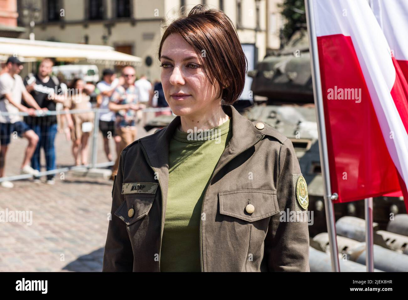 Varsovie, Pologne. 27th juin 2022. Ministre adjoint de la Défense de l'Ukraine, Hanna Maliar vu lors de l'ouverture officielle de l'exposition à Varsovie. Des responsables polonais et ukrainiens ouvrent une exposition en plein air dans la vieille ville de Varsovie de chars russes détruits et brûlés capturés par les Ukrainiens pendant la guerre. Officiellement nommée "pour notre liberté et la vôtre", l'exposition est destinée à montrer l'horreur de la guerre et de la défense héroïque de l'Ukraine. Il sera ensuite présenté dans d'autres capitales européennes comme Berlin ou Paris. Crédit : SOPA Images Limited/Alamy Live News Banque D'Images