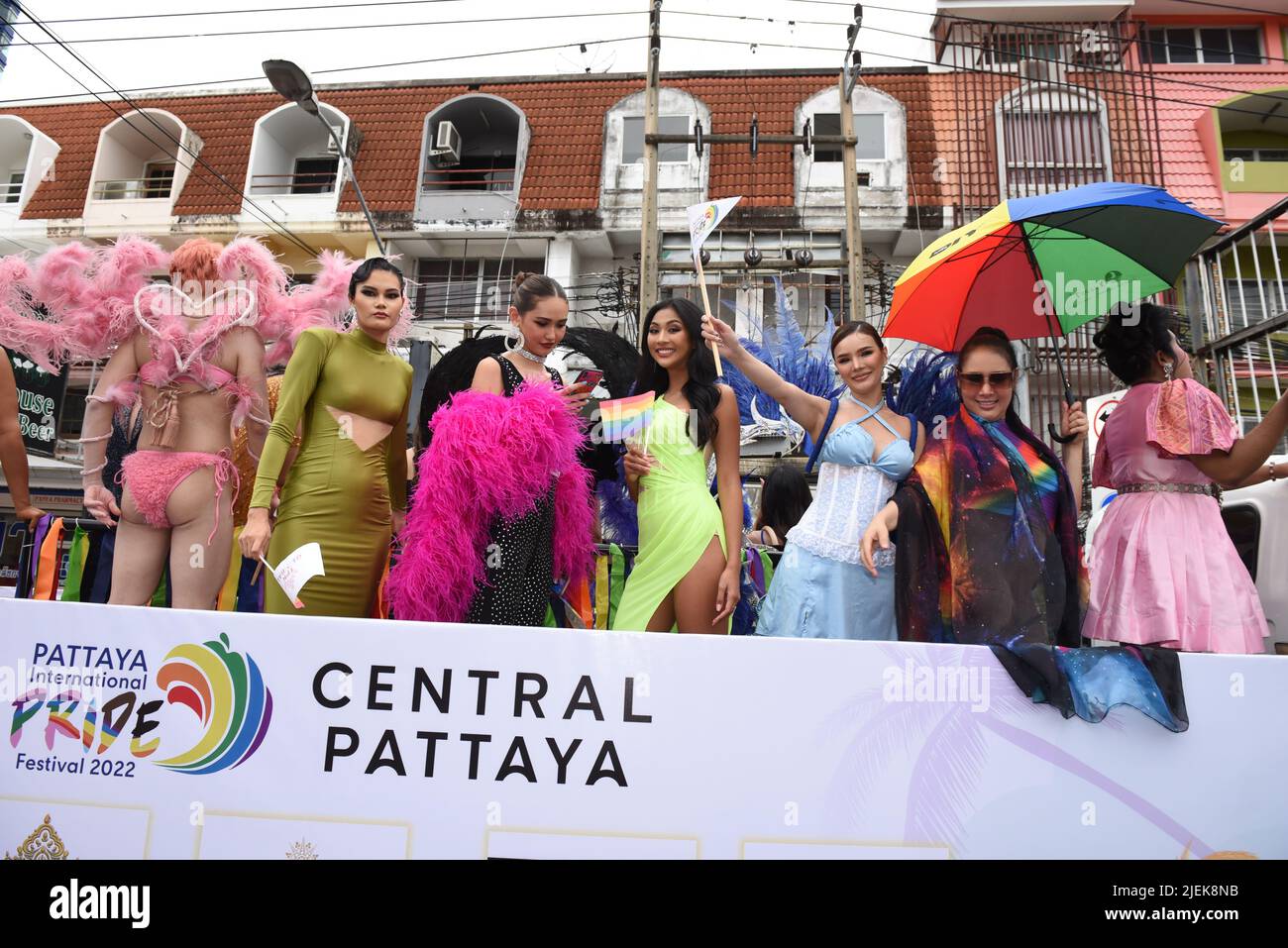 Pattaya, Chonburi, Thaïlande. 25th juin 2022. Les membres et alliés de la communauté LGBTQ participent à Pride à l'événement « Pattaya International Pride Festival 2022 » sur Pattaya second Road. Marcher jusqu'à Beach Road, Pattaya, province de Chonburi, Thaïlande pour célébrer le mois de la fierté et soutenir l'égalité des sexes. (Credit image: © Teera Noisakran/Pacific Press via ZUMA Press Wire) Banque D'Images