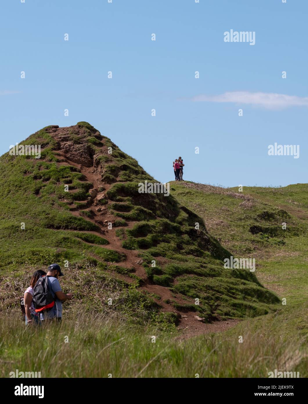 Touristes à Fairy Glen sur la péninsule de Trotternish. Paysage varié avec des collines, des vallées et des falaises de basalte au nord de Skye. La région souffre de surtourisme. Banque D'Images