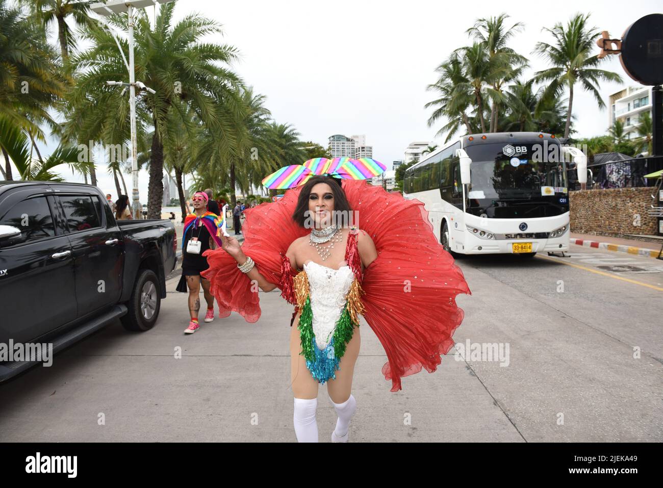 25 juin 2022, Pattaya, Chonburi, Thaïlande: Les membres et les alliés de la communauté LGBTQ+ participent à l'événement "œPattaya International Pride Festival 2022" sur Pattaya second Road. Marcher jusqu'à Beach Road, Pattaya, province de Chonburi, Thaïlande pour célébrer le mois de la fierté et soutenir l'égalité des sexes. (Credit image: © Teera Noisakran/Pacific Press via ZUMA Press Wire) Banque D'Images