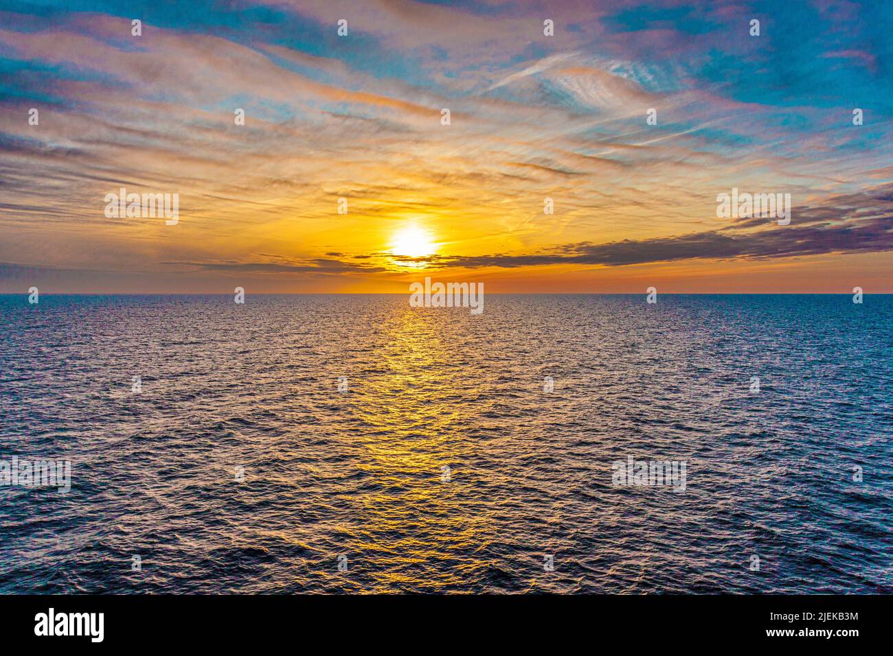 Un coucher de soleil d'été dans la mer Baltique au large de la côte de la Suède Banque D'Images