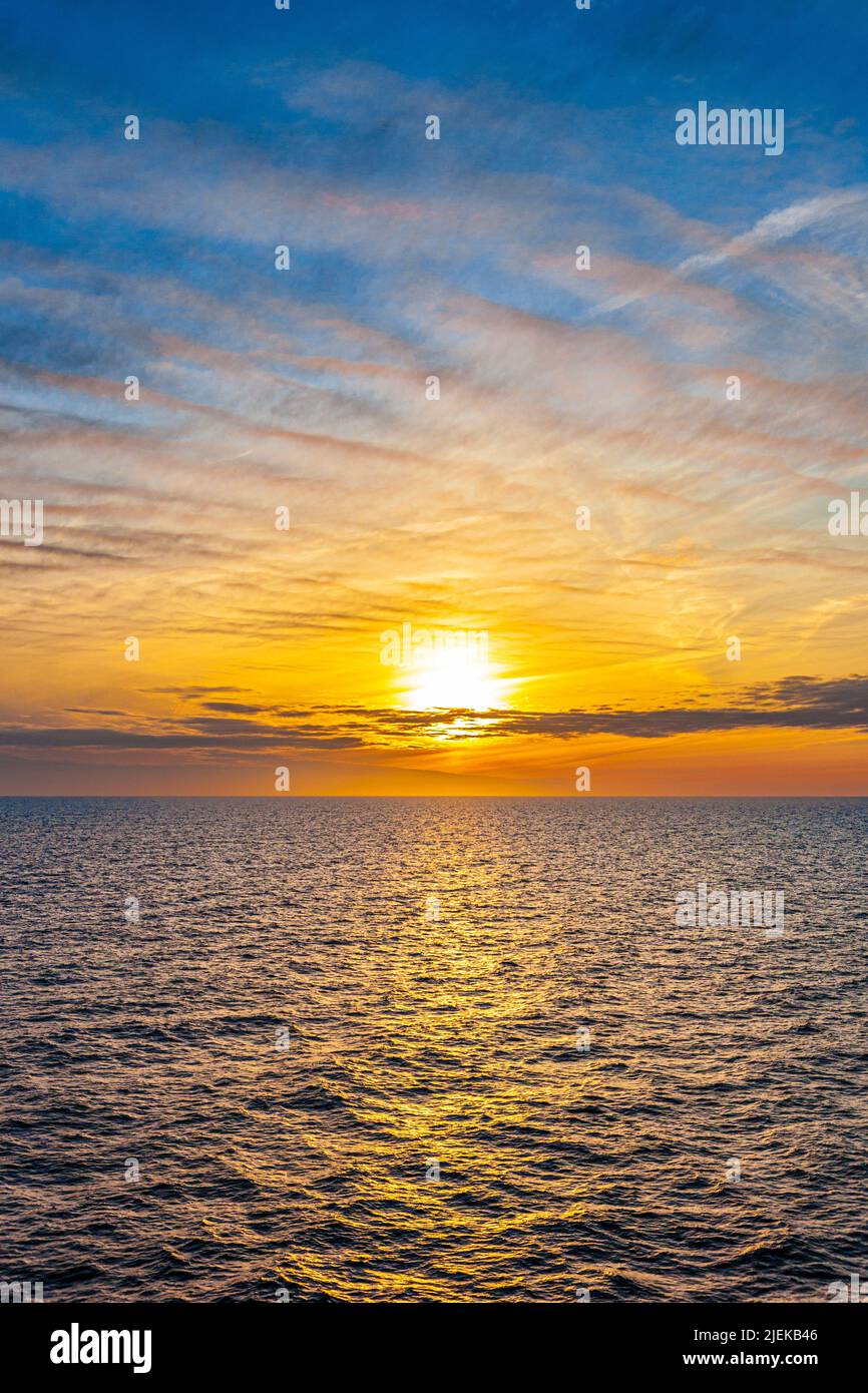 Un coucher de soleil d'été dans la mer Baltique au large de la côte de la Suède Banque D'Images