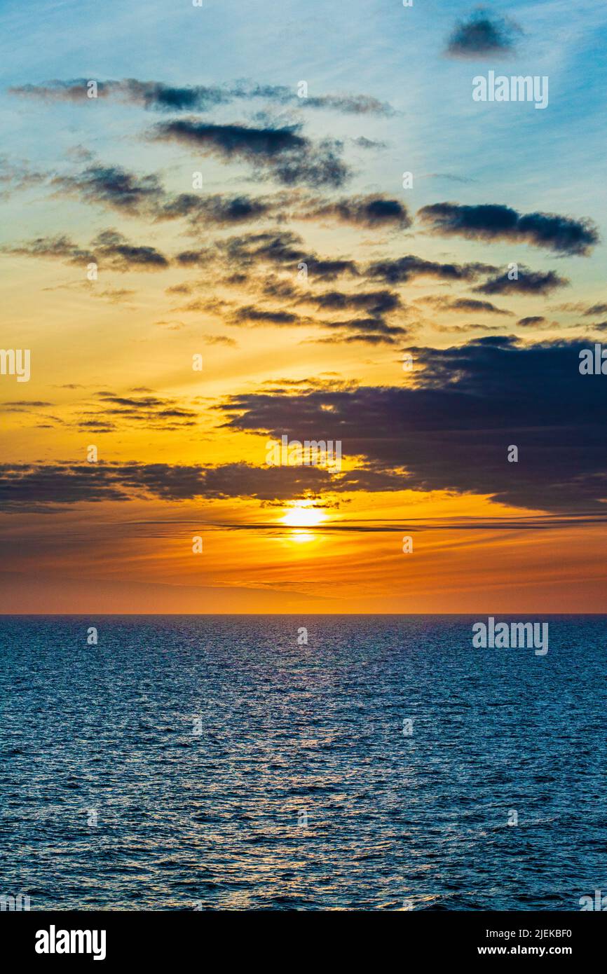 Un coucher de soleil d'été dans la mer Baltique au large de la côte de la Suède Banque D'Images