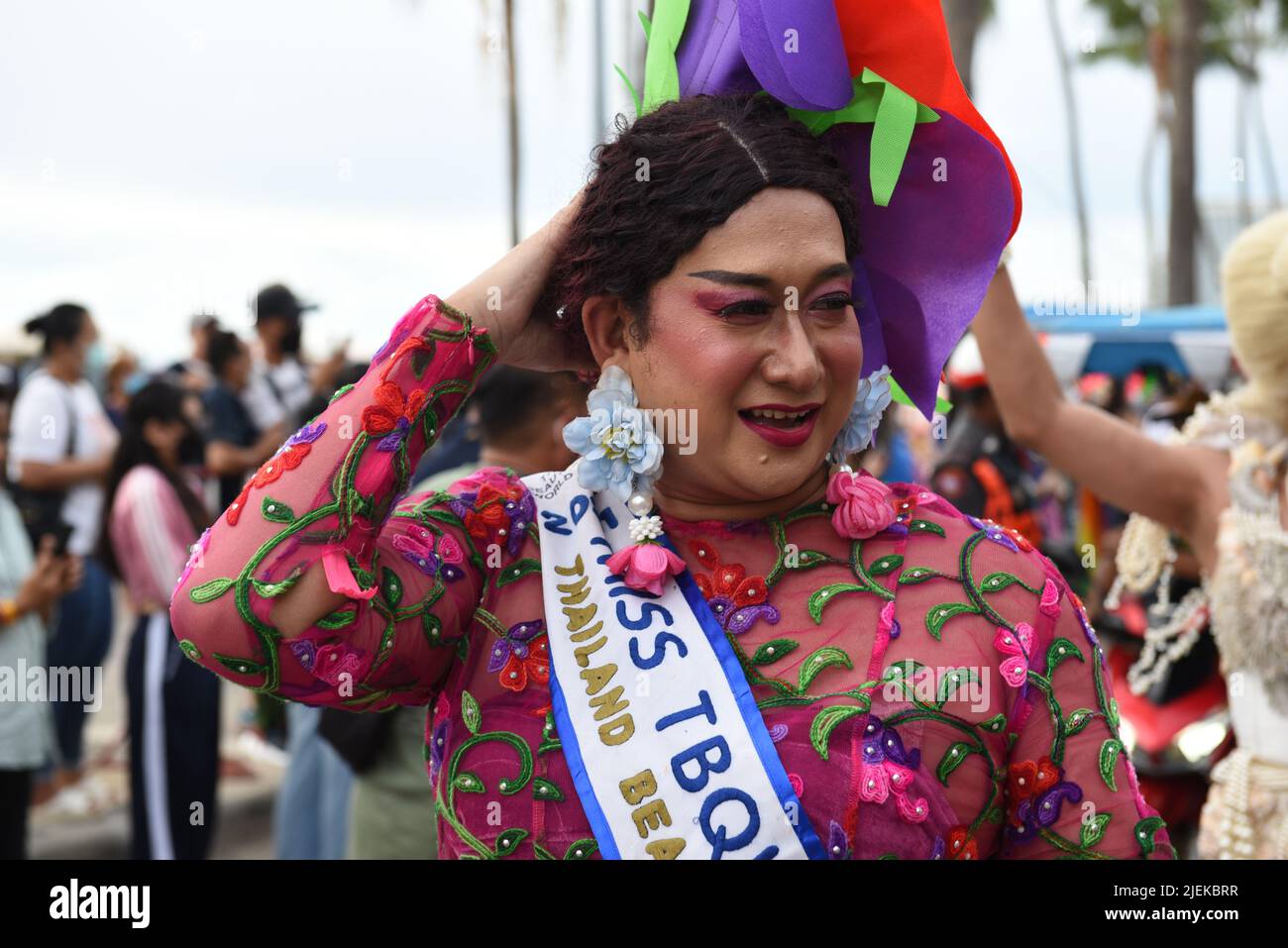 Pattaya, Chonburi, Thaïlande. 25th juin 2022. Les membres et alliés de la communauté LGBTQ participent à Pride à l'événement « Pattaya International Pride Festival 2022 » sur Pattaya second Road. Marcher jusqu'à Beach Road, Pattaya, province de Chonburi, Thaïlande pour célébrer le mois de la fierté et soutenir l'égalité des sexes. (Credit image: © Teera Noisakran/Pacific Press via ZUMA Press Wire) Banque D'Images