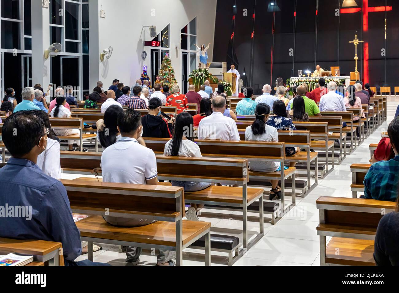 Messe de Noël et congrégation à l'église Assomption, Banglamung Siam Country Club, Pattaya, Chonburi, Thaïlande Banque D'Images