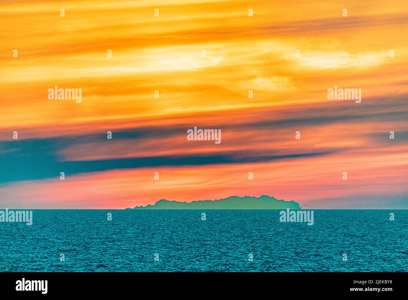 Un coucher de soleil d'été dans la mer Baltique au large de la côte de la Suède Banque D'Images