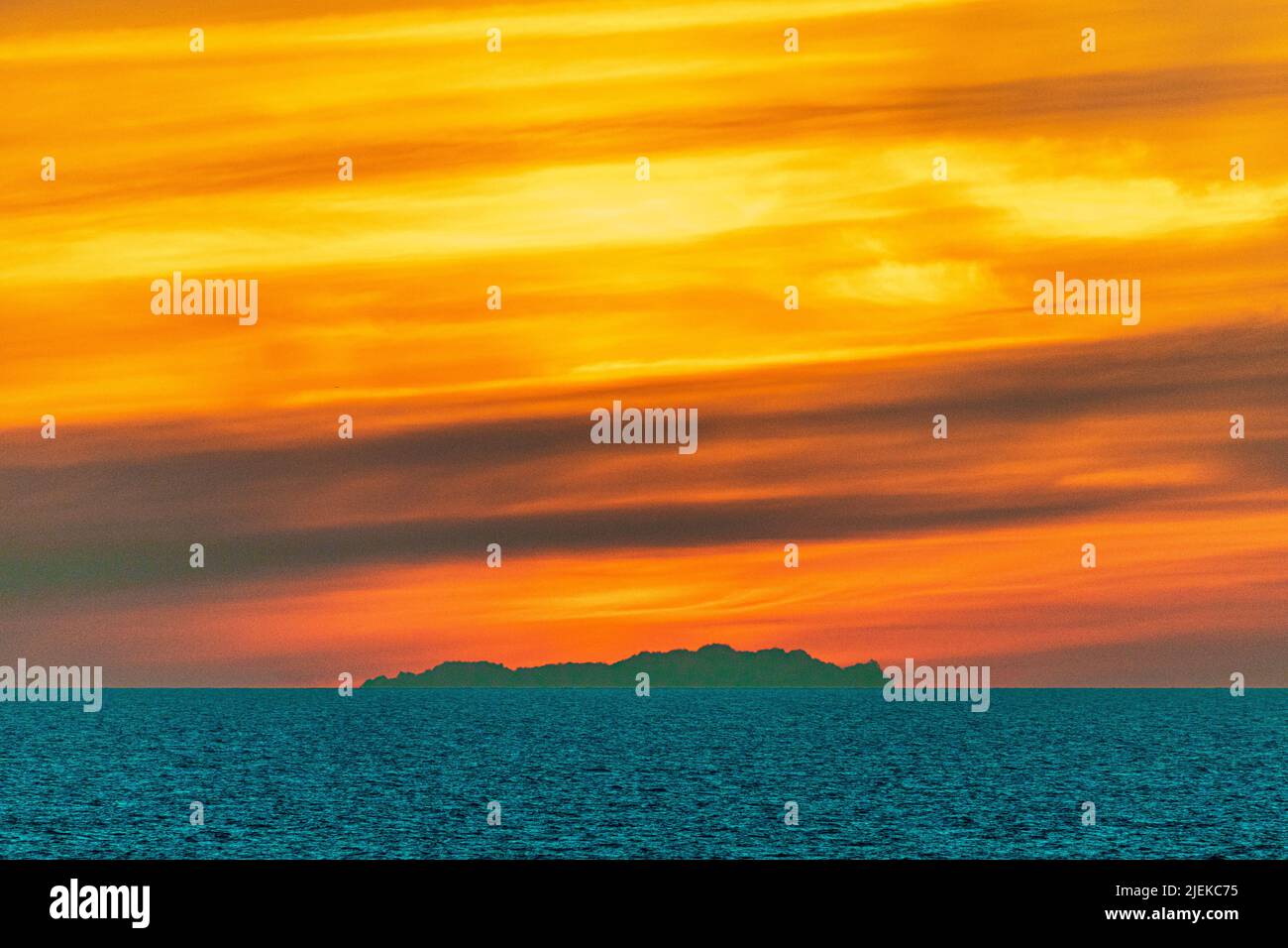 Un coucher de soleil d'été dans la mer Baltique au large de la côte de la Suède Banque D'Images