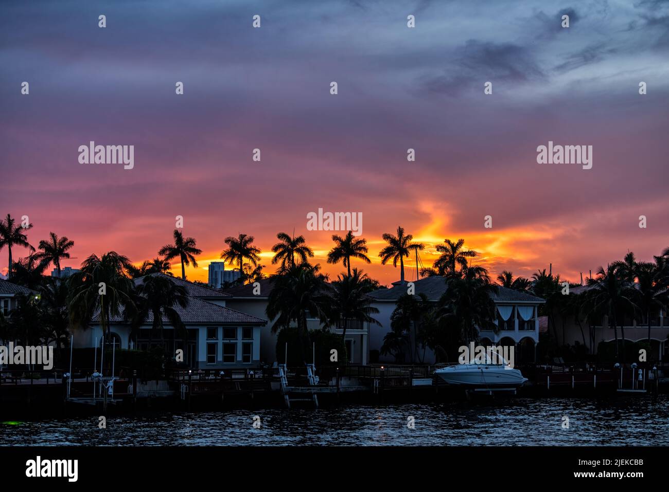 Hollywood Beach, au nord de Miami, Florida Intracoastal Watercanal rivière Stranahan et vue sur les villas en bord de mer maisons à beau coucher de soleil avec palmiers tr Banque D'Images