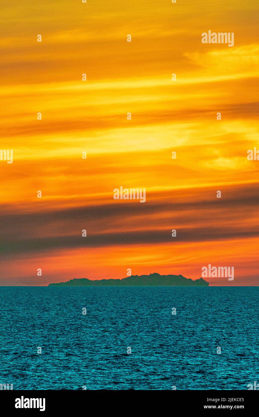 Un coucher de soleil d'été dans la mer Baltique au large de la côte de la Suède Banque D'Images