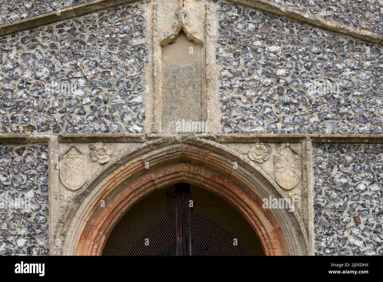 Porche en pierre de l'église St Michael's Church, Tunstall, Suffolk, Royaume-Uni Banque D'Images