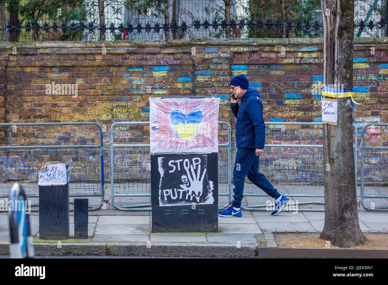 Des messages contre l’invasion de l’Ukraine par la Russie et des messages à l’appui de l’Ukraine sont visibles près de l’ambassade de Russie à Londres. Banque D'Images