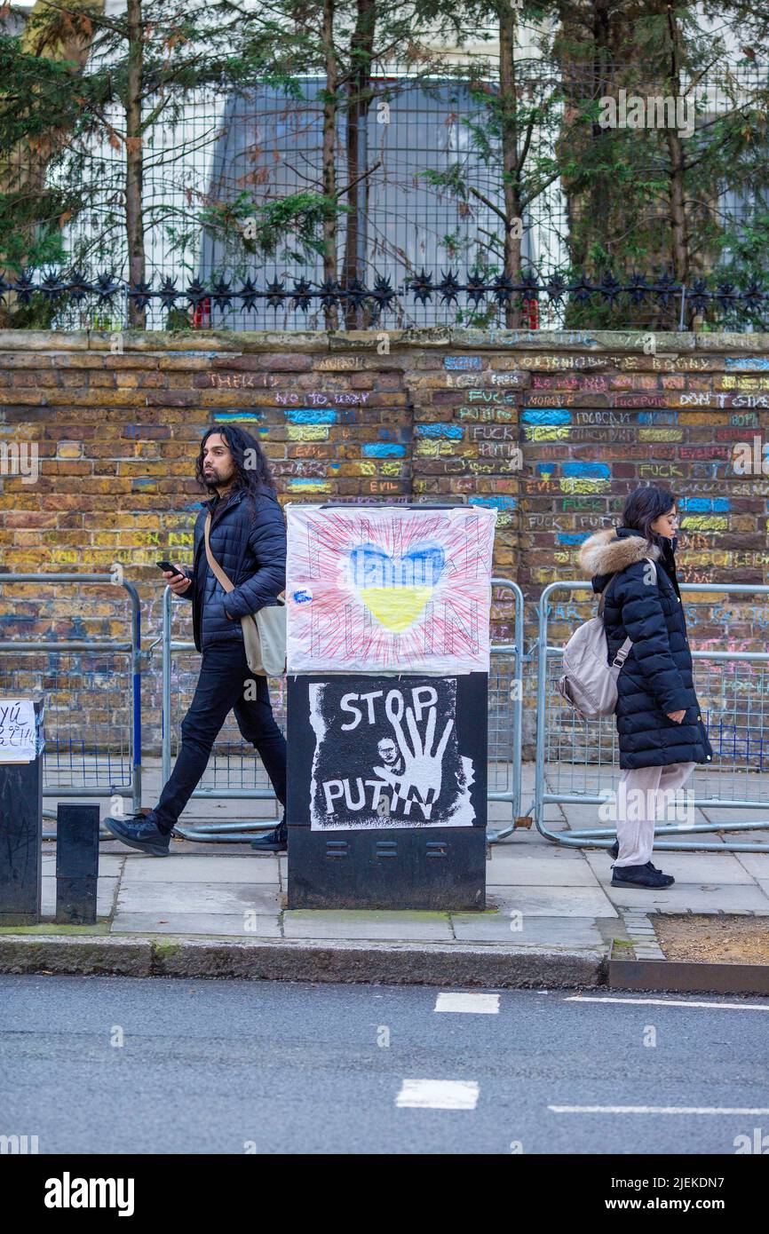Des messages contre l’invasion de l’Ukraine par la Russie et des messages à l’appui de l’Ukraine sont visibles près de l’ambassade de Russie à Londres. Banque D'Images