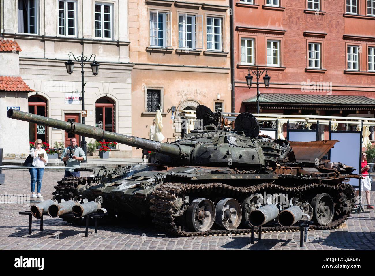 Varsovie, Pologne. 27th juin 2022. Un char russe T-72B détruit est vu dans la vieille ville de Varsovie. Des responsables polonais et ukrainiens ouvrent une exposition en plein air dans la vieille ville de Varsovie de chars russes détruits et brûlés capturés par les Ukrainiens pendant la guerre. Officiellement nommée "pour notre liberté et la vôtre", l'exposition est destinée à montrer l'horreur de la guerre et de la défense héroïque de l'Ukraine. Il sera ensuite présenté dans d'autres capitales européennes comme Berlin ou Paris. (Photo par Attila Husejnow/SOPA Images/Sipa USA) crédit: SIPA USA/Alay Live News Banque D'Images