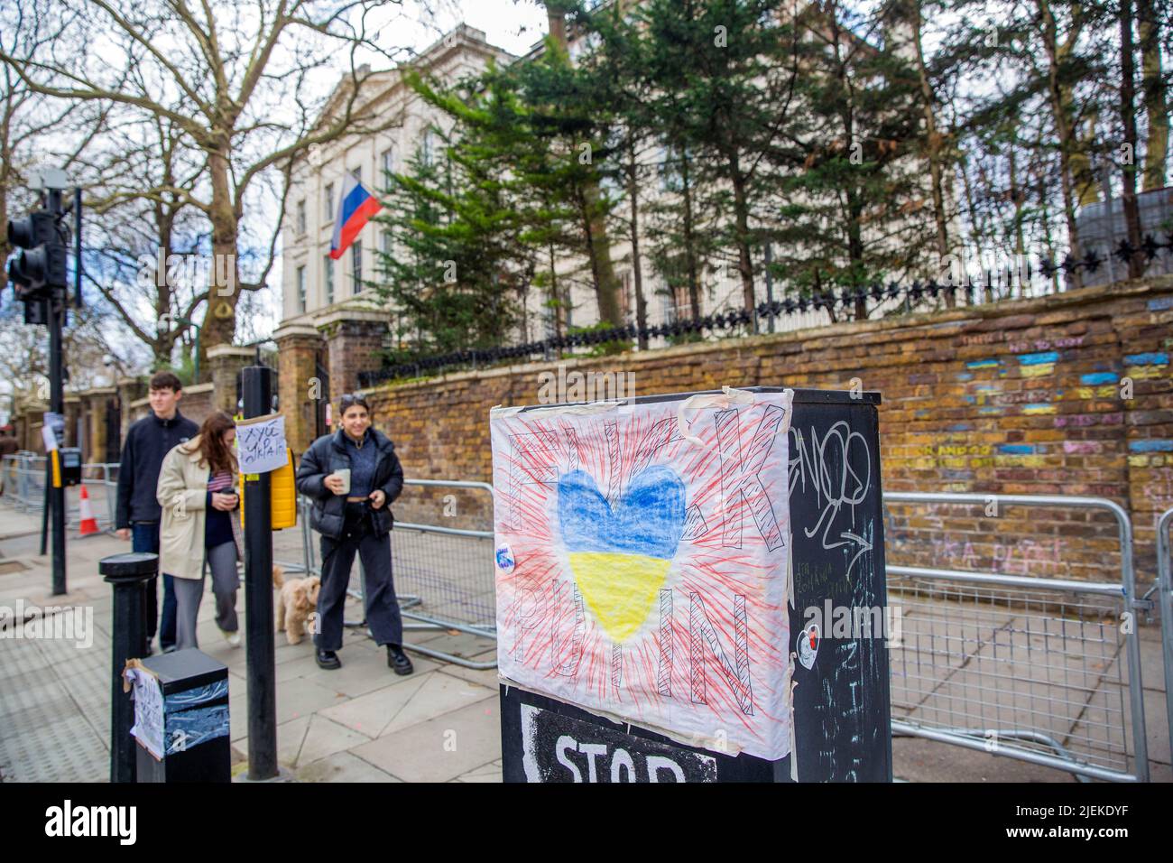 Des messages contre l’invasion de l’Ukraine par la Russie et des messages à l’appui de l’Ukraine sont visibles près de l’ambassade de Russie à Londres. Banque D'Images