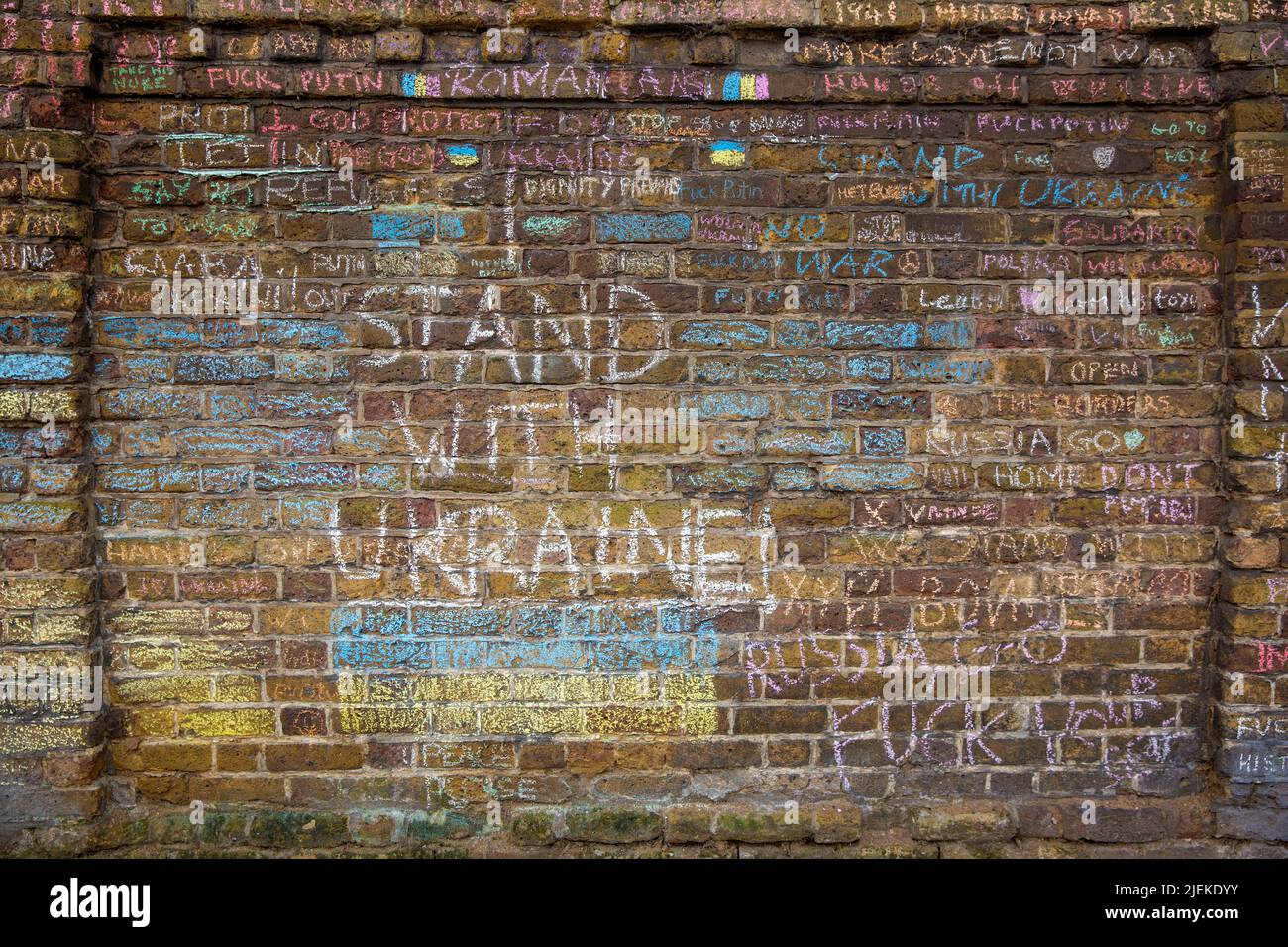Des messages contre l’invasion de l’Ukraine par la Russie et des messages à l’appui de l’Ukraine sont visibles près de l’ambassade de Russie à Londres. Banque D'Images