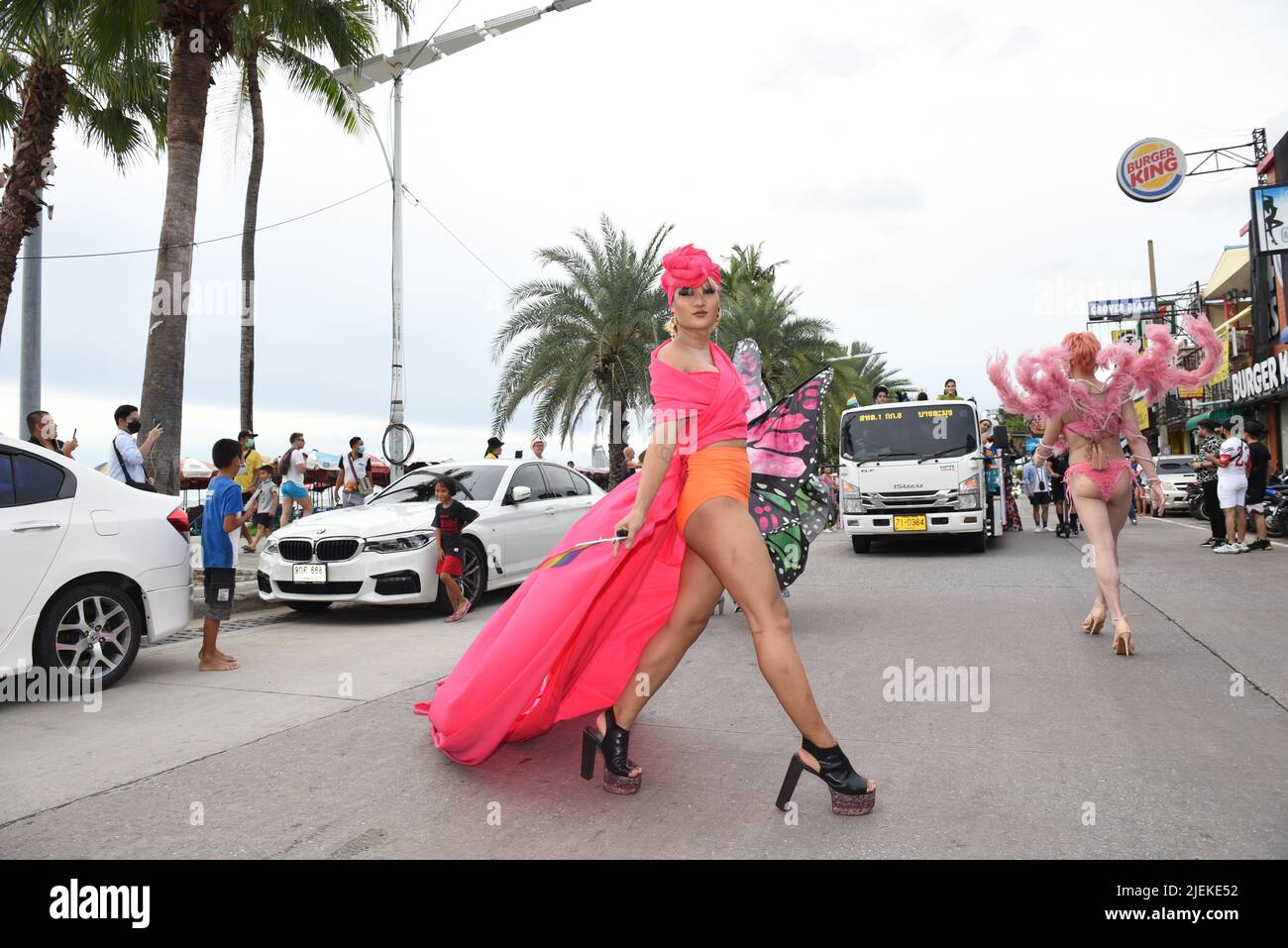 Pattaya, Chonburi, Thaïlande. 25th juin 2022. Les membres et alliés de la communauté LGBTQ participent à Pride à l'événement « Pattaya International Pride Festival 2022 » sur Pattaya second Road. Marcher jusqu'à Beach Road, Pattaya, province de Chonburi, Thaïlande pour célébrer le mois de la fierté et soutenir l'égalité des sexes. (Credit image: © Teera Noisakran/Pacific Press via ZUMA Press Wire) Banque D'Images