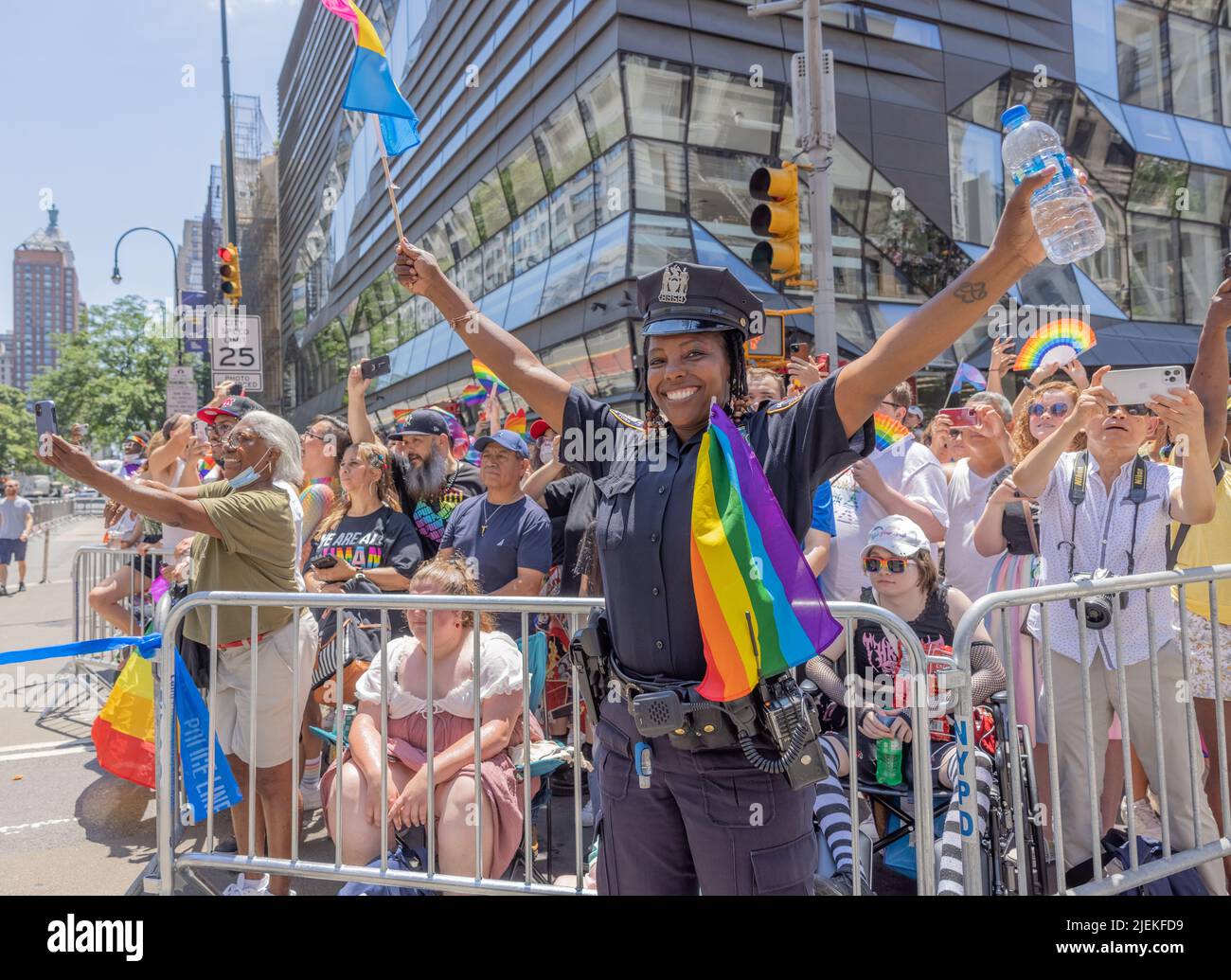 NEW YORK, New York – 26 juin 2022 : un policier de la ville de New York est vu avec des spectateurs lors de la Marche de la fierté de New York en 2022 à Manhattan. Banque D'Images