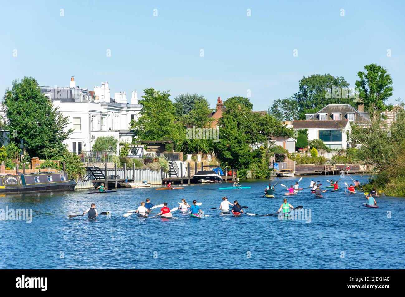 Groupe de kayakistes sur la Tamise, Shepperton, Surrey, Angleterre, Royaume-Uni Banque D'Images