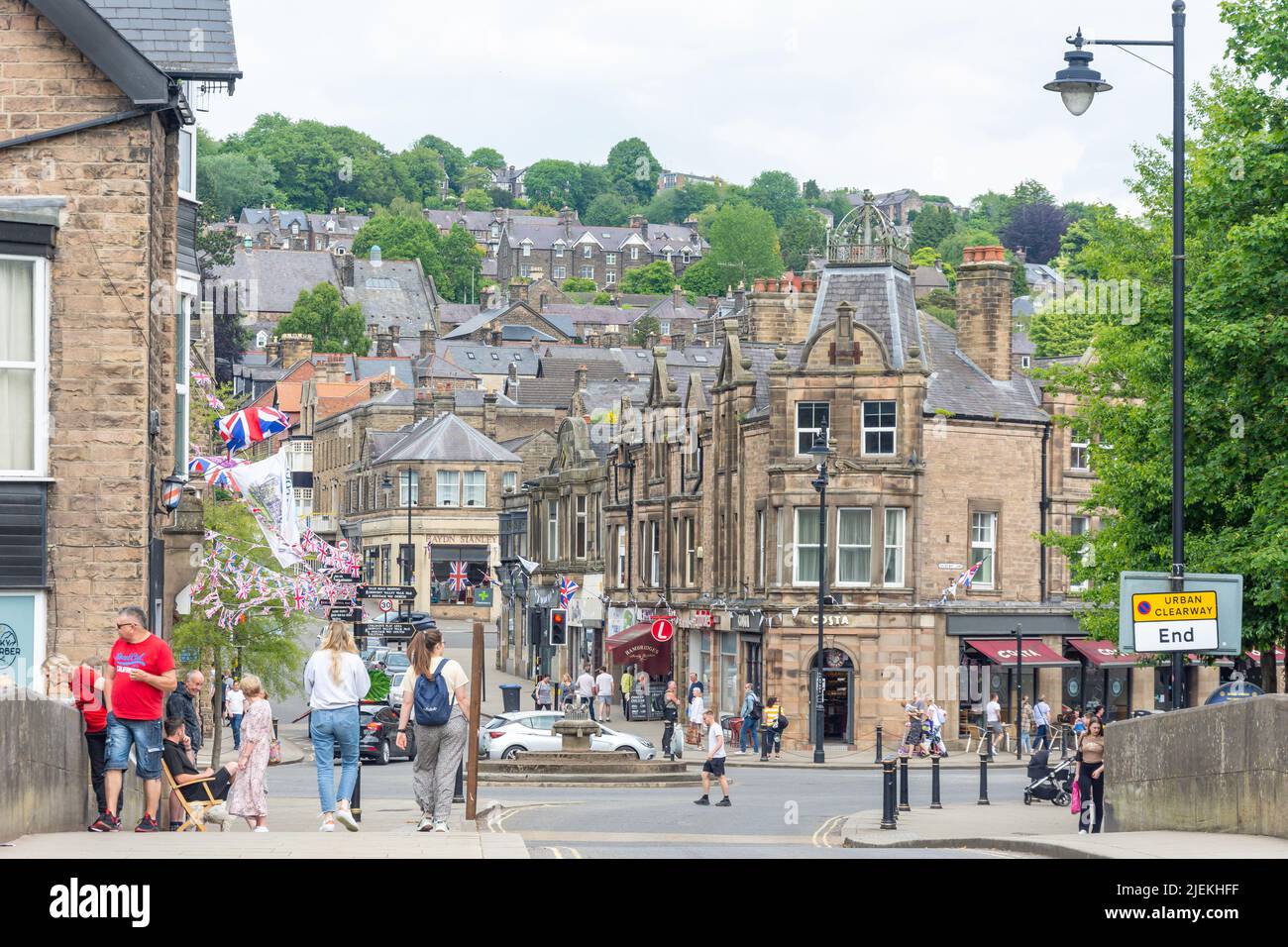 Crown Buildings from Matlock Bridge, Matlock, Derbyshire, Angleterre, Royaume-Uni Banque D'Images