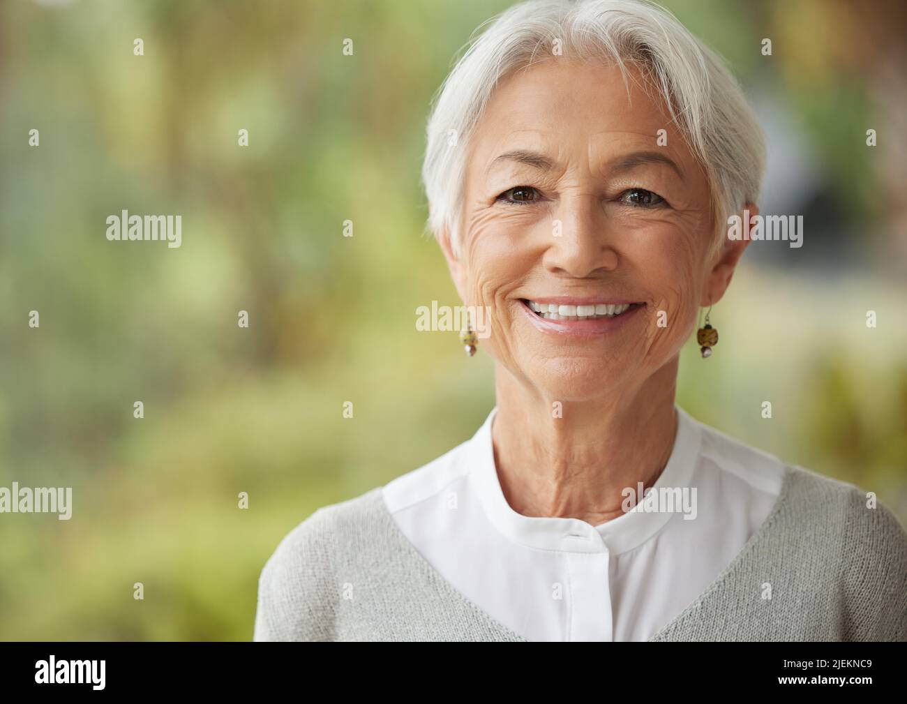 CopySpace avec femme senior souriante. Portrait d'une femme heureuse aux cheveux gris profitant d'une retraite sans soucis. Face de gai, détendu et sage vieux Banque D'Images