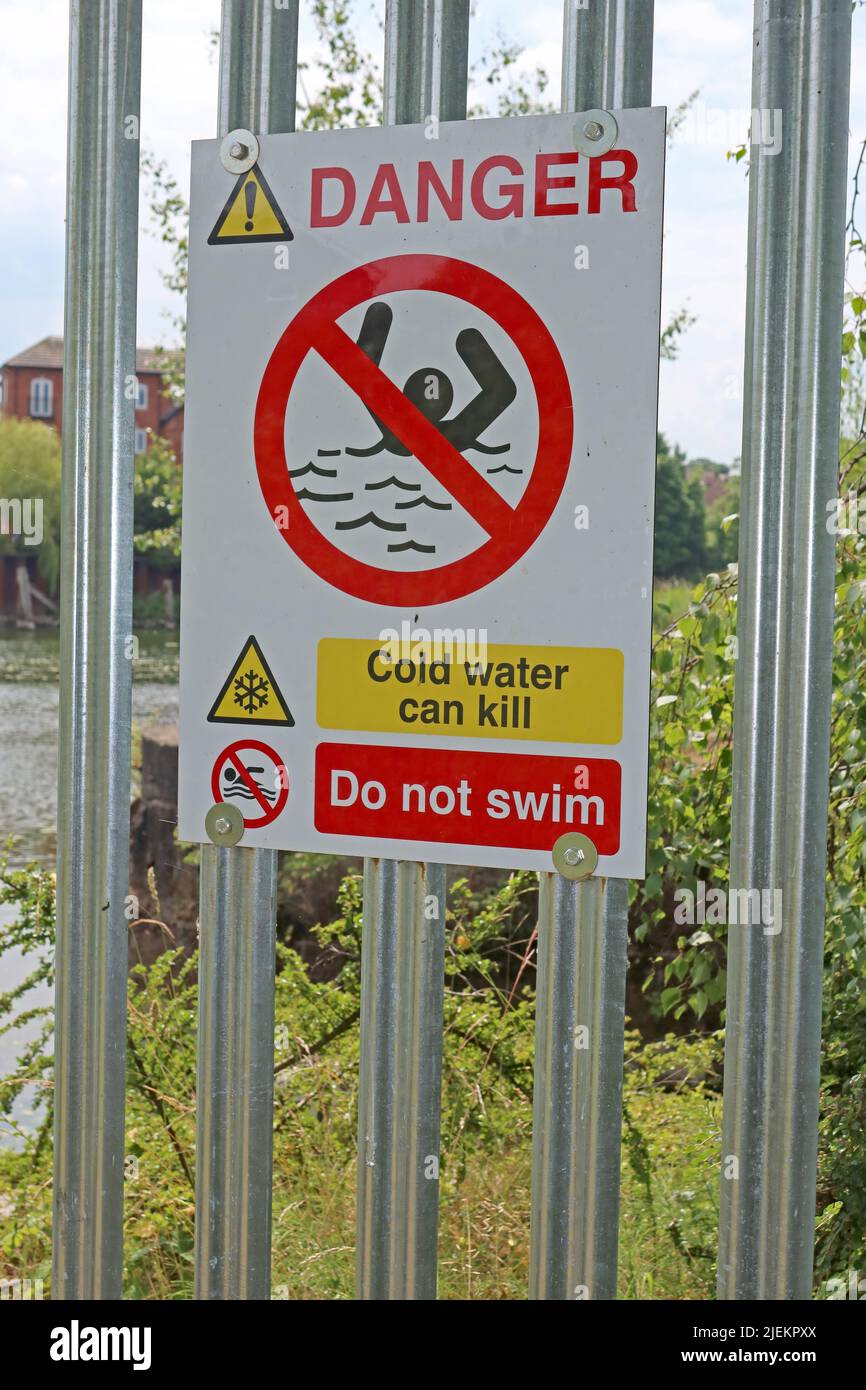 Danger eau froide, pas de baignade, dans le canal du navire, Warrington, Cheshire, Angleterre, Royaume-Uni Banque D'Images