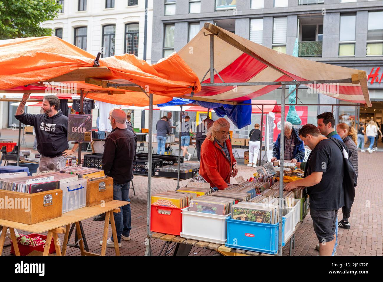 People at second hand LP enregistre le marché à Helmond, pays-bas Banque D'Images