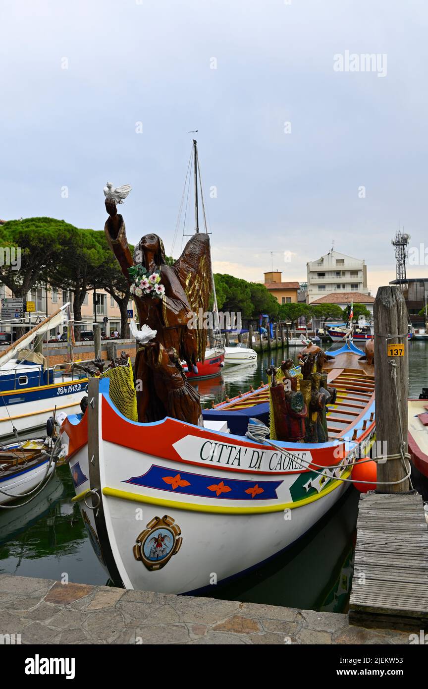 Caorle, Italie. Port de pêche à Caorle. Bateau de pêche traditionnel Citta di Caorle à la figure d'un saint Banque D'Images