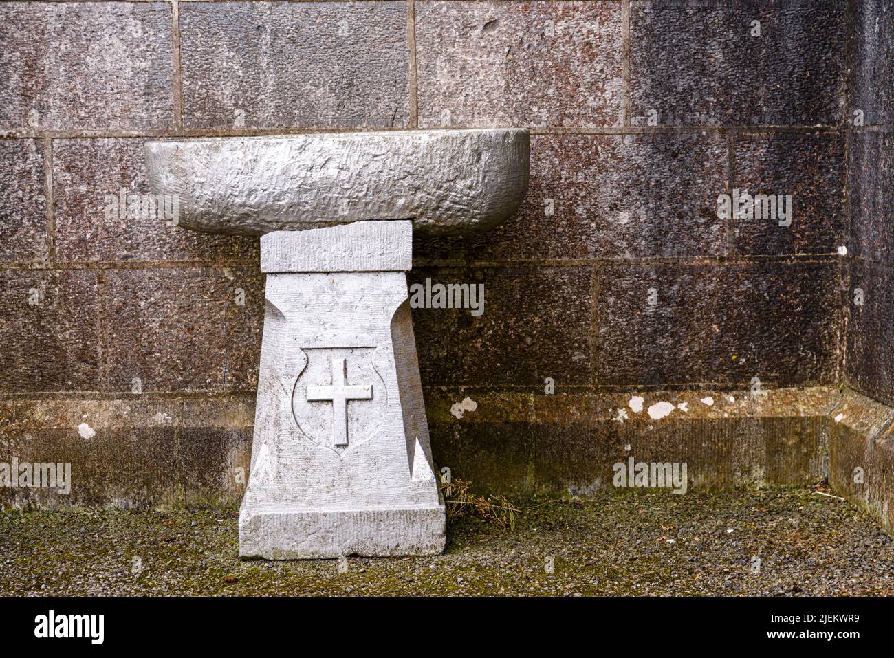 Police d'eau Sainte à l'extérieur d'une église. Banque D'Images