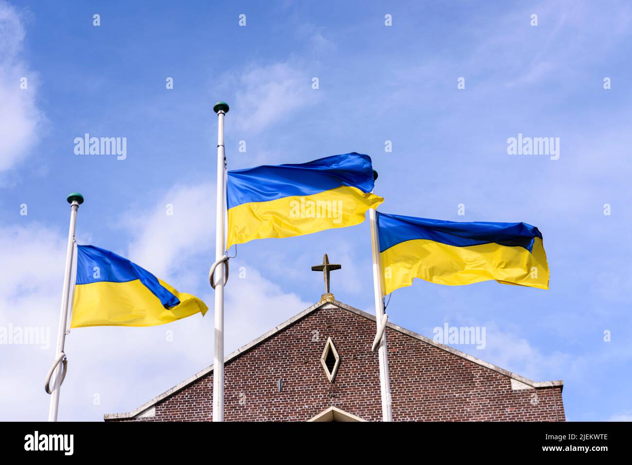 Trois drapeaux ukrainiens volent sur les mâts à l'extérieur de l'église Saint-Pierre et Saint-Paul, Portlaoise, comté de Laois, République d'Irlande. Banque D'Images