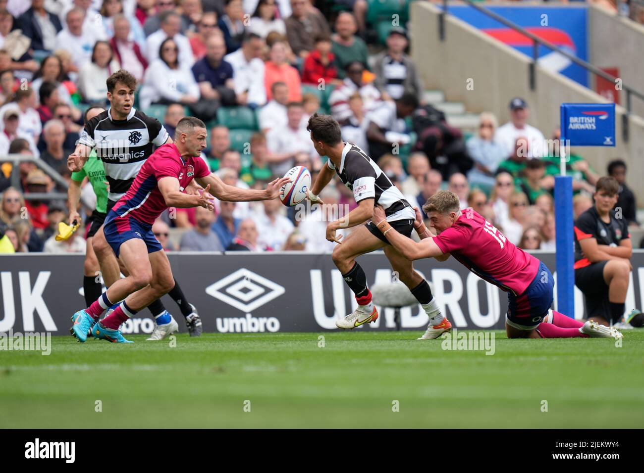 L'aile anglaise Jonny May Miss-Times une interception et frappe sur menant à l'attribution d'un essai de pénalité aux Barbarians lors du match Angleterre -V- Barbarians au Twickenham Stadium, Middlesex, Angleterre le 19/06/2022 par (Steve Flynn/IOS) Banque D'Images