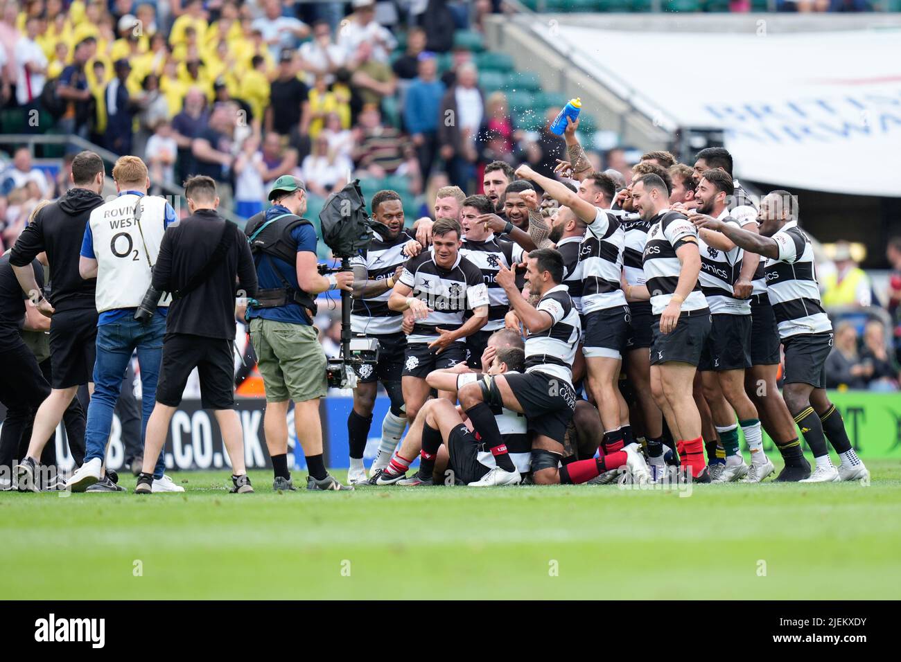 Les joueurs de Barbarians célèbrent leur victoire 52-21 lors du match Angleterre -V- Barbarians au Twickenham Stadium, Middlesex, Angleterre le 19/06/2022 par (Steve Flynn/IOS) Banque D'Images