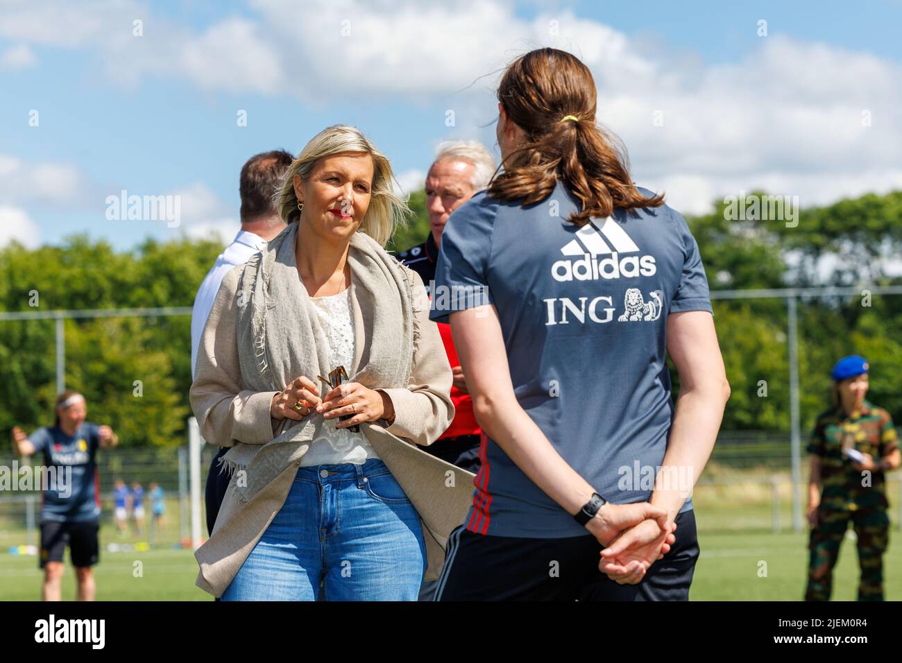 Le ministre de la Défense, Ludiviny Dedonder, et l'équipe féminine de football de la Défense photographiés lors d'une visite au complexe sportif de Gulden Kamer en tant qu'équipe militaire belge, prendront part aux championnats du monde militaires aux États-Unis en juillet, lundi 27 juin 2022. BELGA PHOTO KURT DESPLENTER Banque D'Images