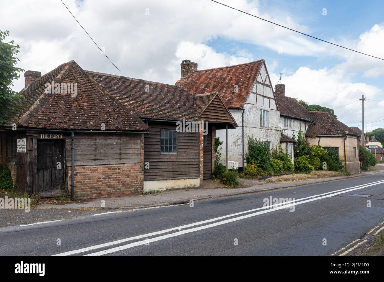 Vue sur le village de Lower Farringdon dans le Hampshire, Angleterre, Royaume-Uni, avec la Forge et Little Forge Cottage, un bâtiment classé Grade II Banque D'Images