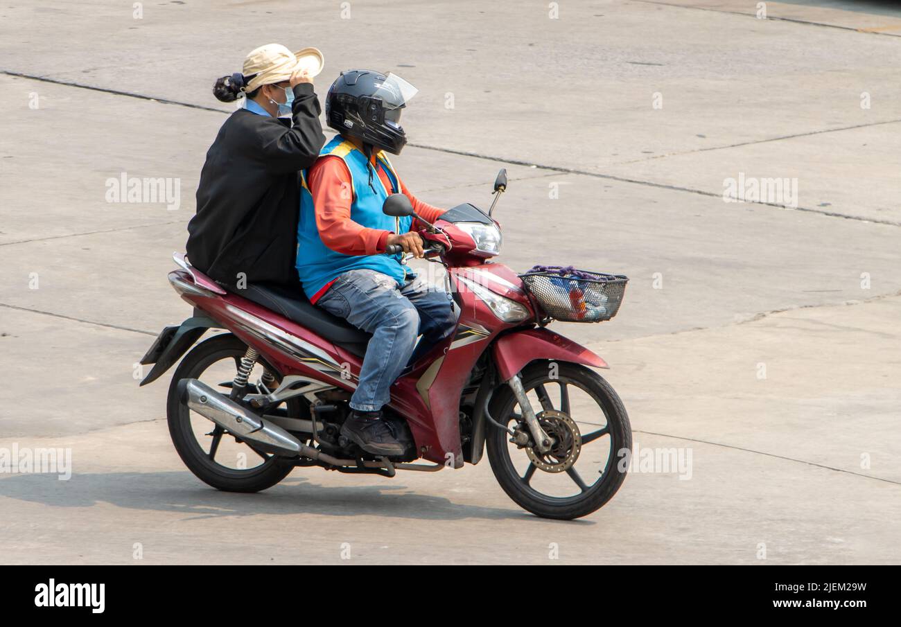 Un chauffeur de taxi sur une moto se déplace avec une femme. Le moto-taxi  transporte un passager Photo Stock - Alamy