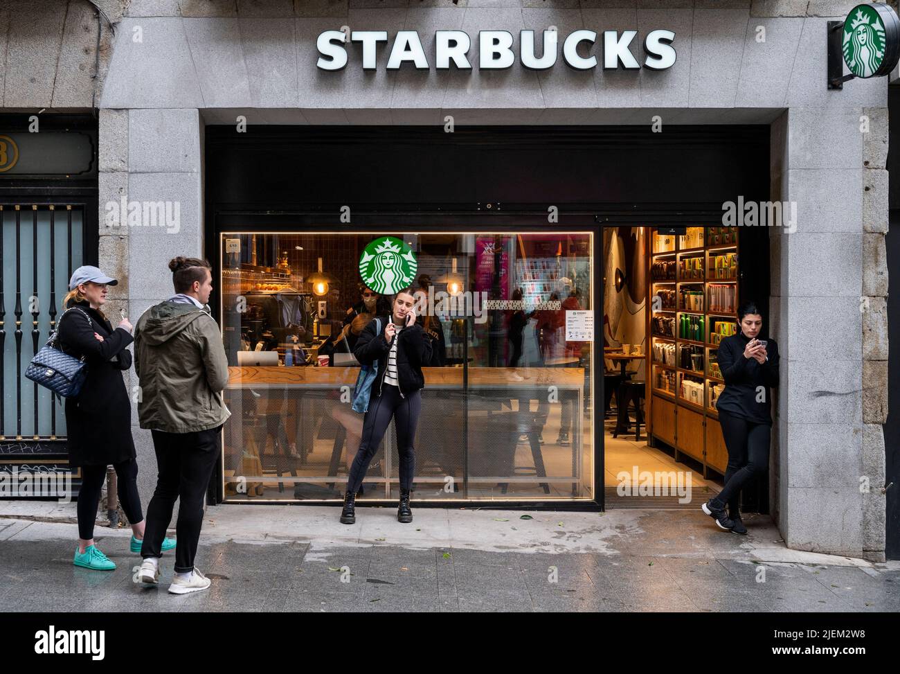 Madrid, Espagne. 23rd avril 2022. Les gens se trouvent en dehors de la chaîne multinationale américaine Starbucks Coffee Store en Espagne. (Photo de Xavi Lopez/SOPA Images/Sipa USA) crédit: SIPA USA/Alay Live News Banque D'Images