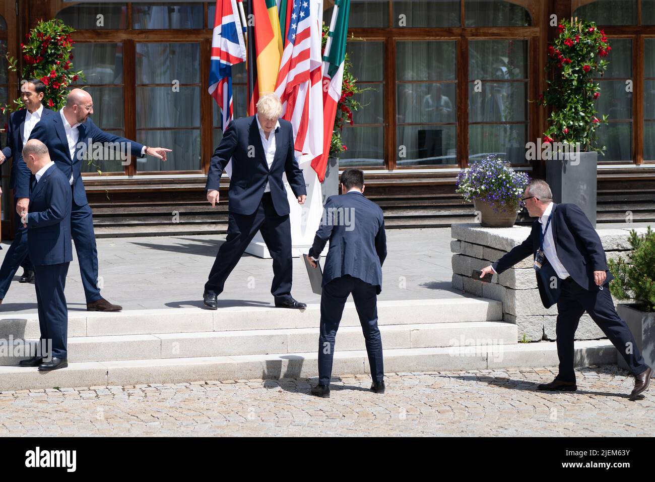 Le président du Conseil européen Charles Michel (à gauche) aide le Premier ministre Boris Johnson (au centre) à prendre la photo de famille élargie des dirigeants des G7 pays partenaires, lors du sommet de G7 à Schloss Elmau, dans les Alpes bavaroises, en Allemagne. Date de la photo: Lundi 27 juin 2022. Banque D'Images