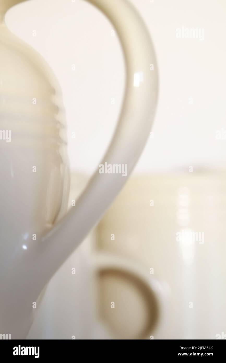 Résumé gros plan d'une théière en porcelaine et de tasses. Concept de vaisselle blanche floue et un ensemble d'ustensiles de cuisine sur fond vide. Céramique Banque D'Images