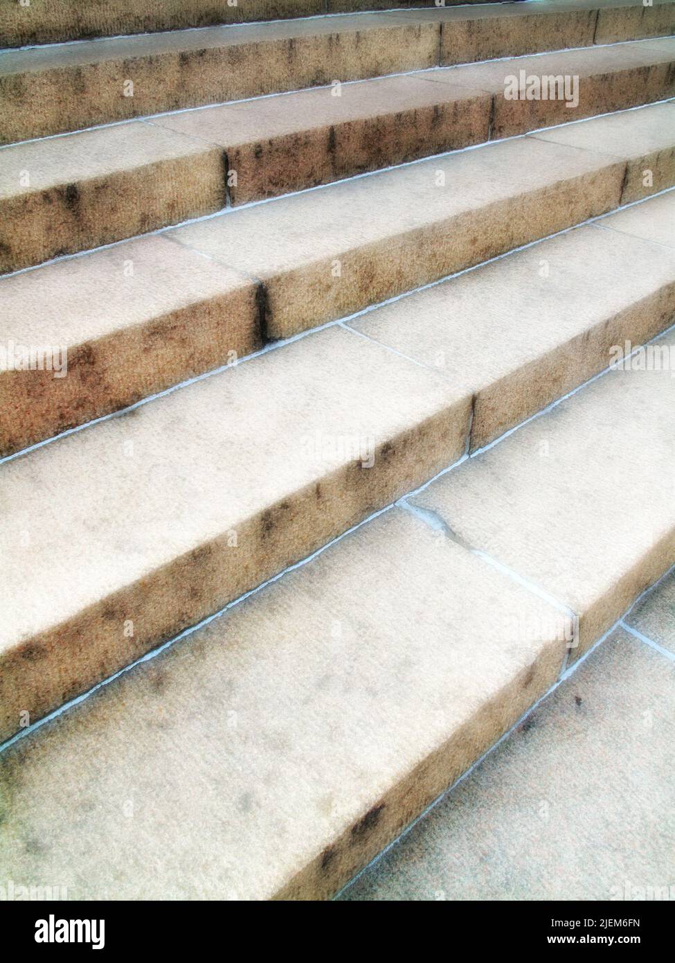 Un gros plan d'un escalier. Détails d'un escalier vide à l'extérieur dans une ville ou une ville urbaine. Grands escaliers solides dans les commerces ou les grands quartiers résidentiels Banque D'Images