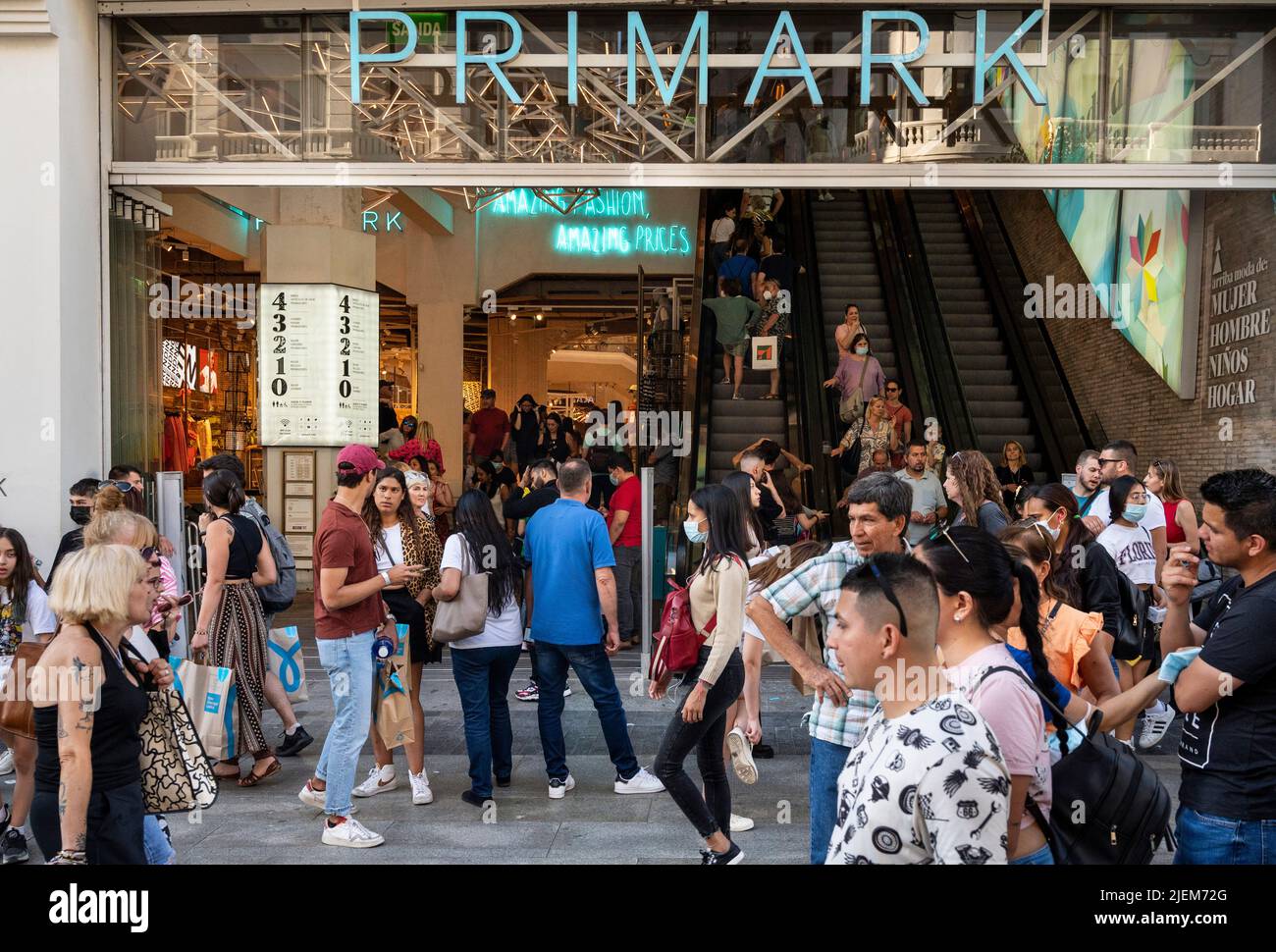 Madrid, Espagne. 28th mai 2022. Les piétons et les acheteurs sont vus devant le magasin Primark de la marque irlandaise de mode en Espagne. (Image de crédit : © Xavi Lopez/SOPA Images via ZUMA Press Wire) Banque D'Images