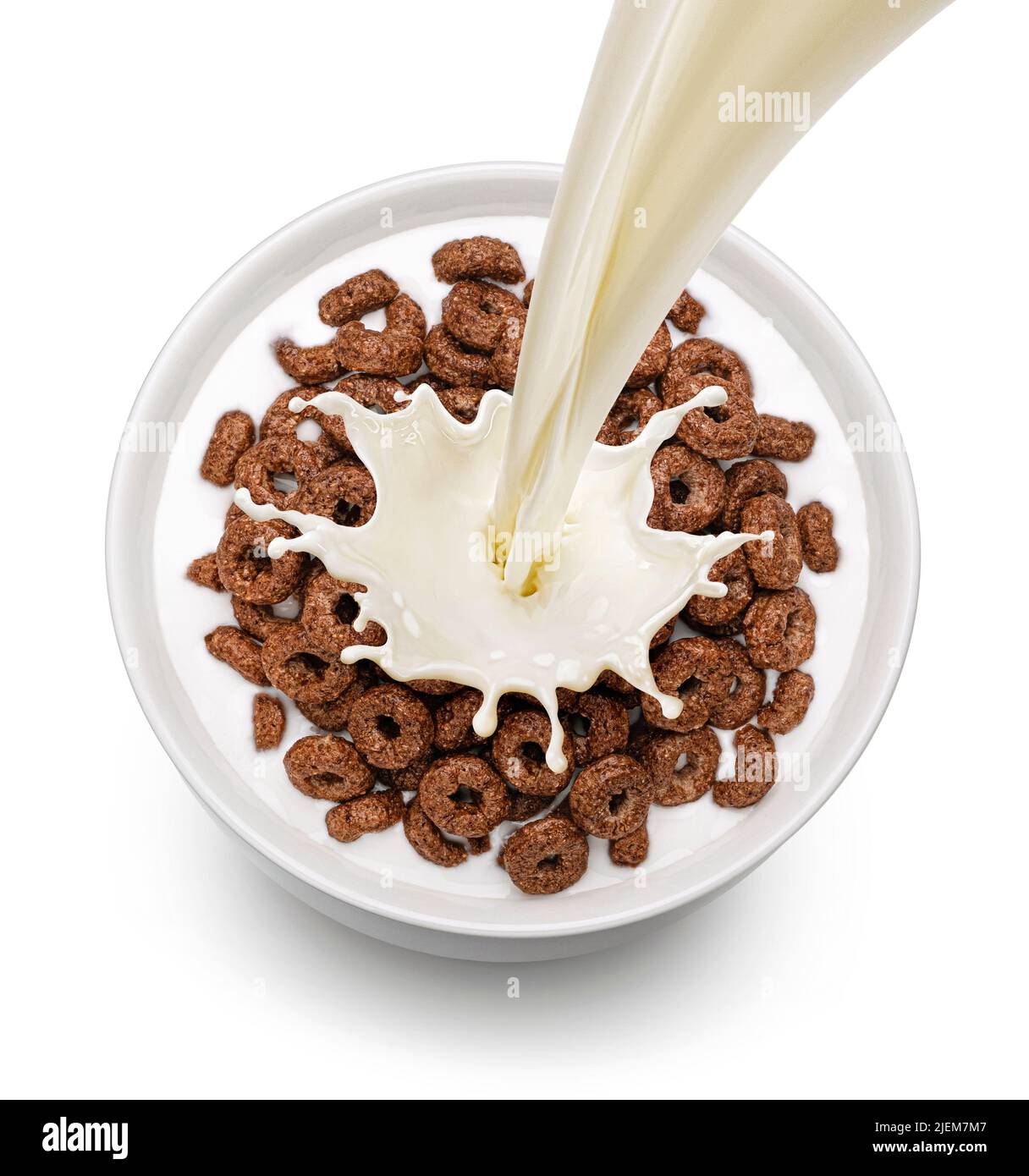 Anneaux de maïs au chocolat avec lait isolé sur fond blanc, vue du dessus Banque D'Images