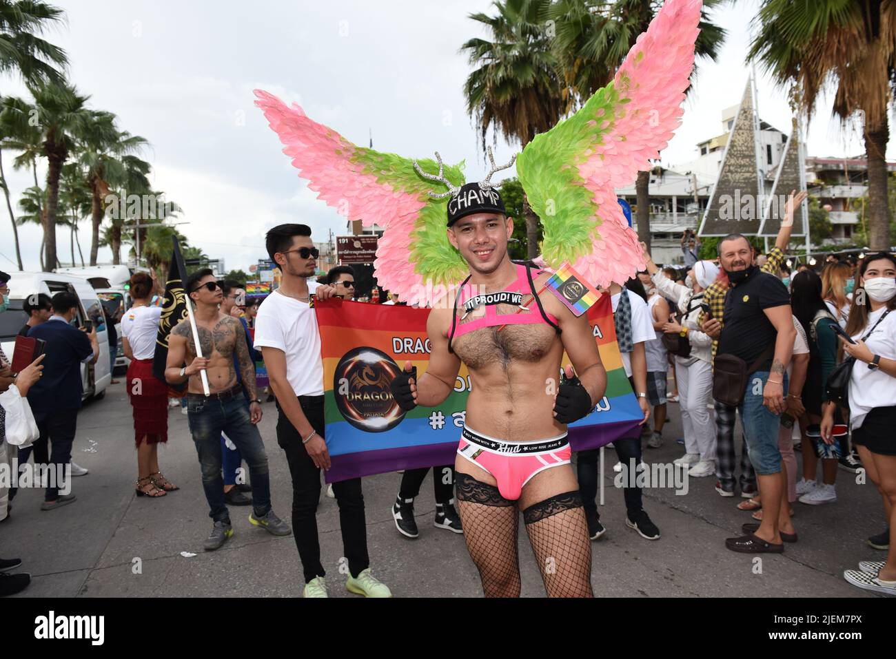 Pattaya, Chonburi, Thaïlande. 25th juin 2022. Les membres et alliés de la communauté LGBTQ participent à Pride à l'événement « Pattaya International Pride Festival 2022 » sur Pattaya second Road. Marcher jusqu'à Beach Road, Pattaya, province de Chonburi, Thaïlande pour célébrer le mois de la fierté et soutenir l'égalité des sexes. (Credit image: © Teera Noisakran/Pacific Press via ZUMA Press Wire) Banque D'Images