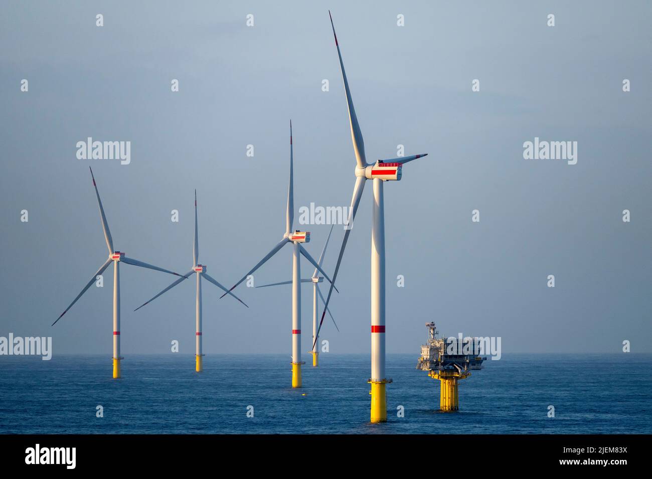 Éoliennes dans un parc éolien offshore au large de la côte d'Amsterdam. Banque D'Images
